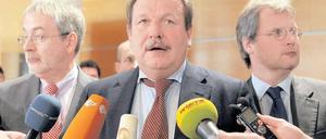 Reales Plus. Willi Russ (dbb), Frank Bsirske (Verdi) und Jens Bullerjahn (SPD, v.l.) finden das Ergebnis gut – die Lehrer sind sauer. Foto: dpa