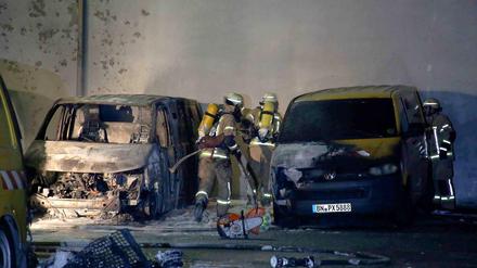 Mehr als ein Dutzend Feuerwehrleute sind am Donnerstagabend bei einem Brand Neuköllner Anzengruberstraße im Einsatz. 