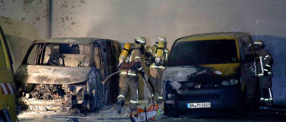 Mehr als ein Dutzend Feuerwehrleute sind am Donnerstagabend bei einem Brand Neuköllner Anzengruberstraße im Einsatz. 