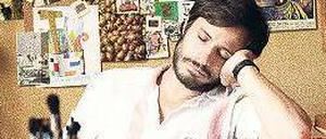 Rote schlafen fest. Werbeprofi René Saavedra (Gael García Bernal), sonst mit Werbung für Brausepulver befasst, will die chilenische Opposition unterstützen. 