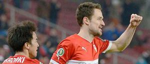 Christian Gentner (r.) ebnete für seinen VfB Stuttgart mit seinem 1:0 den Weg ins Halbfinale 