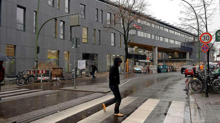 Über die neue Fassade am Bahnhof Pankow ärgern sich viele.