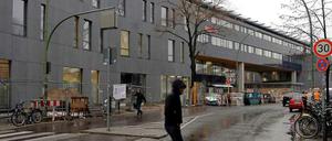 Über die neue Fassade am Bahnhof Pankow ärgern sich viele.