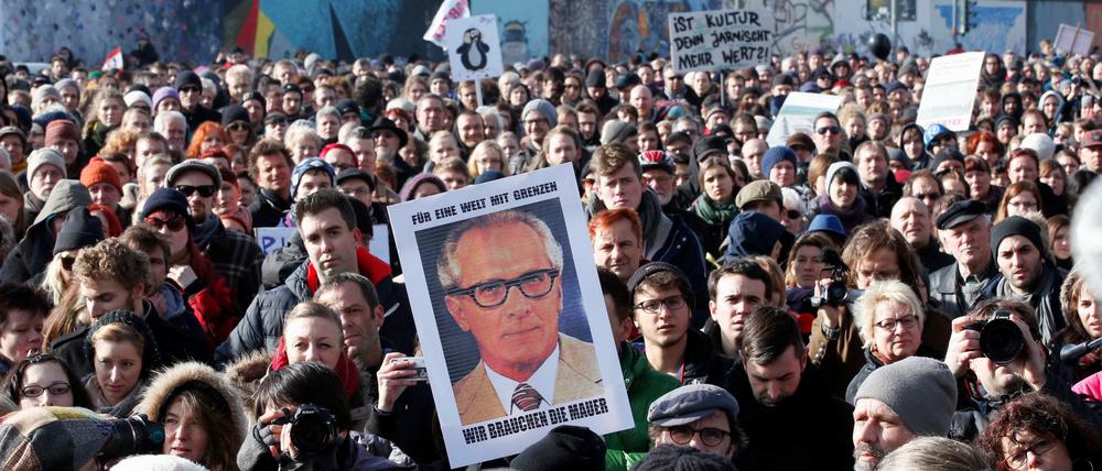 Unterstützer fordern nicht nur die Mauer, sondern auch den beliebten politischen Lenker Erich H. zurück.