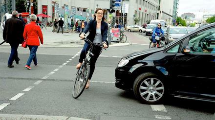 Immer wieder brenzlig: Begegnungen zwischen Radlern und Autofahrern in Berlin. Eine typische Szene, hier von unserer Fotografin nachgestellt.