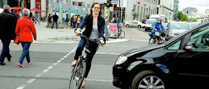 Immer wieder brenzlig: Begegnungen zwischen Radlern und Autofahrern in Berlin. Eine typische Szene, hier von unserer Fotografin nachgestellt.