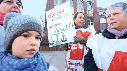 Pädagogen im Streik. Die Lehrer haben vor allem auch gegen Ungleichbehandlung mit ihren verbeamteten Kollegen demonstriert.