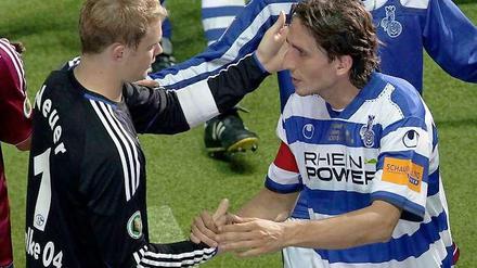 Nach dem Finale, vor dem Captain's Dinner: Duisburgs Kapitän Ivica Grlic (r.) und Schalkes Manuel Neuer gratulieren sich gegenseitig.