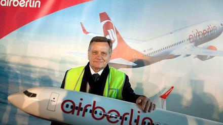 Seitenwechsel: Hartmut Mehdorn posierte noch im Oktober 2011 mit einem Air Berlin Modell auf dem künftigen Flughafen Berlin Brandenburg (BER).