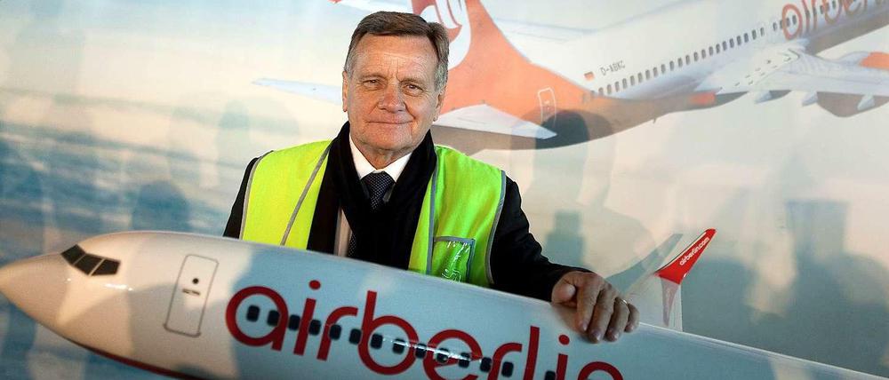 Seitenwechsel: Hartmut Mehdorn posierte noch im Oktober 2011 mit einem Air Berlin Modell auf dem künftigen Flughafen Berlin Brandenburg (BER).