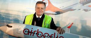 Seitenwechsel: Hartmut Mehdorn posierte noch im Oktober 2011 mit einem Air Berlin Modell auf dem künftigen Flughafen Berlin Brandenburg (BER).