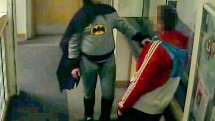 Held für einen Tag: Ein Polizeifoto von der Kriminellen-Übergabe.