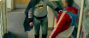 Held für einen Tag: Ein Polizeifoto von der Kriminellen-Übergabe.