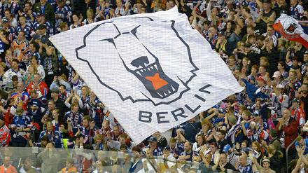 Bald ohne Fahne? Die Fans der Eisbären sind wegen der angekündigten Preiserhöhung entzürnt.