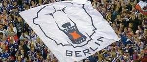 Bald ohne Fahne? Die Fans der Eisbären sind wegen der angekündigten Preiserhöhung entzürnt.