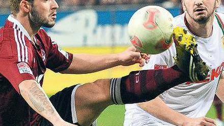 Vorteil Nürnberg. Marvin Plattenhardt (l.) im Duell mit Sascha Mölders. Foto: dpa