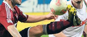 Vorteil Nürnberg. Marvin Plattenhardt (l.) im Duell mit Sascha Mölders. Foto: dpa