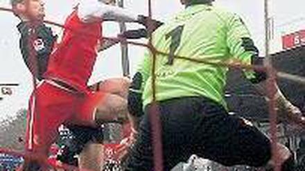 Gleich schlägt’s ein. Boubacar Sanogo überwindet Union-Keeper Daniel Haas. Foto: dpa