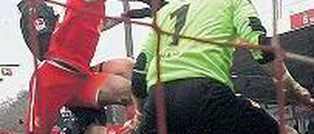 Gleich schlägt’s ein. Boubacar Sanogo überwindet Union-Keeper Daniel Haas. Foto: dpa