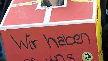 Arbeitgeber und Arbeitnehmer im öffentlichen Dienst der Länder haben sich auf einen Tarifabschluss geeinigt.
