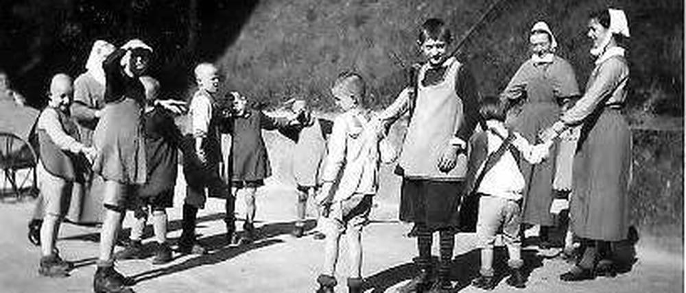 Schamvoll verschwiegen. Geistig behinderte Kinder beim Ringelreihenspielen Anfang der 30er Jahre. 