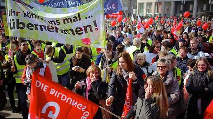 Etwa 12 000 Lehrer, Erzieher, Wachpolizisten, Schwimmmeister, Verwaltungsangestellte und Mitarbeiter des Ordnungsamtes wollen mehr - ein Lohnplus von 6,5 Prozent.