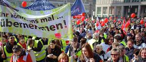 Etwa 12 000 Lehrer, Erzieher, Wachpolizisten, Schwimmmeister, Verwaltungsangestellte und Mitarbeiter des Ordnungsamtes wollen mehr - ein Lohnplus von 6,5 Prozent.