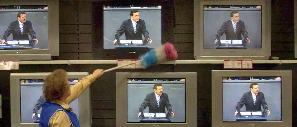 Agenda macht Arbeit. „Wer zumutbare Arbeit ablehnt, muss mit Sanktionen rechnen“, sagte Gerhard Schröder am 14. März 2003 bei der Vorstellung seines Reformpakets im Bundestag. Seine 87-minütige Rede war auch in einem Elektronikmarkt zu sehen.