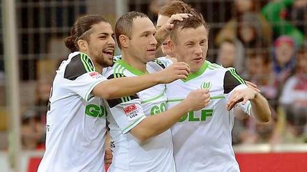 Ivica Olic (r.) ließ die Wolfsburger Herzen mit einem Fallrückziehertor höher schlagen.