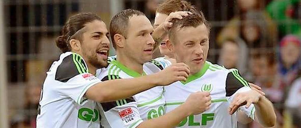 Ivica Olic (r.) ließ die Wolfsburger Herzen mit einem Fallrückziehertor höher schlagen.