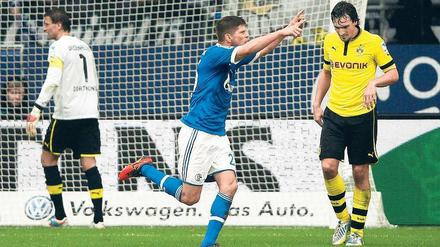Erst Kopf am Ball, dann Hände in die Höhe. Huntelaar bejubelt den Siegtreffer für Schalke, Hummels und Torwart Weidenfeller schauen lieber weg. 