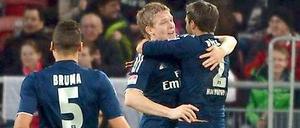 Vorlagengeber Dennis Diekmeier (r.) und Torschütze Artjoms Rudnevs (m.) feiern den Treffer zum 1:0-Endstand.