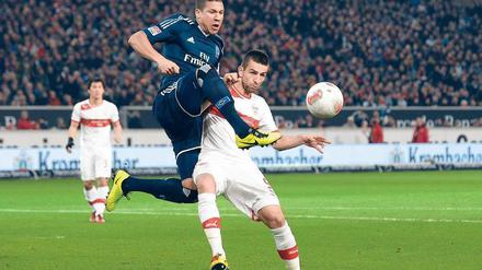 Sprung nach vorn. Jeffrey Bruma (l.) und der HSV stehen nach dem Sieg gegen Vedad Ibisevic und den VfB Stuttgart wieder auf einem Europapokalplatz. Foto: dpa