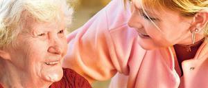 Zu Hause bleiben tut gut. Aber viele Ältere kommen ohne ständige Betreuung nicht klar. Pflegekräfte aus Osteuropa unterstützen Menschen, die sich nicht mehr allein versorgen können, in ihrem Alltag – aber sie dürfen nicht alle Aufgaben übernehmen. 