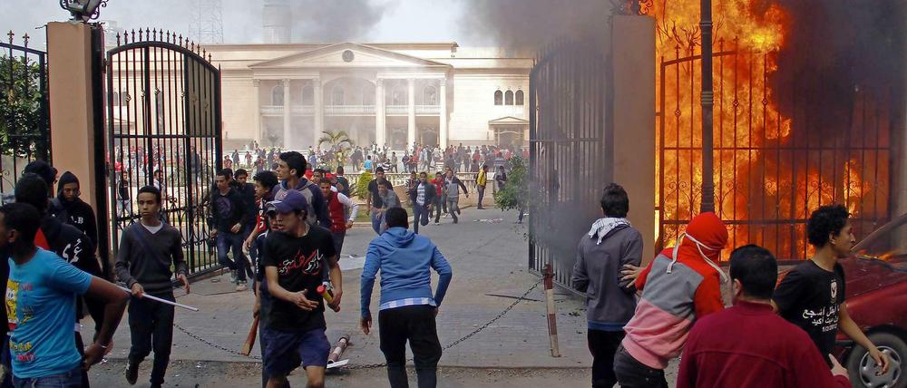 Militante Fußballfans aus Kairo stürmten einen Komplex mit einem Club für Polizeioffiziere und steckten mehrere Gebäude in Brand.