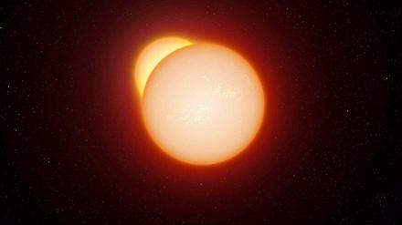 Doppelsterne. Die künstlerische Darstellung zeigt zwei Sterne, die sich - von der Erde aus gesehen - regelmäßig überdecken. Mithilfe solcher Himmelskörper haben Astronomen jetzt die Entfernung der Großen Magellanschen Wolke genauer bestimmt. 