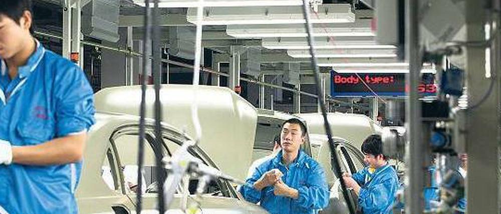 Hilfreich für VW und andere deutsche Autohersteller, die inzwischen einige Dutzend Fabriken in China betreiben, war die politische Unterstützung. Ohne Partner vor Ort bekommen ausländische Investoren dort kein Bein an die Erde. 