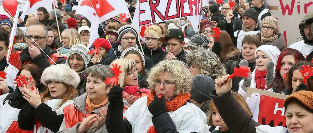 Streikbereit. Erzieherinnen und Lehrer sind ebenfalls beim Warnstreik dabei. Es beteiligen sich auch Beschäftigte unter anderem aus den Ämtern, der Polizei und der Jobcenter.