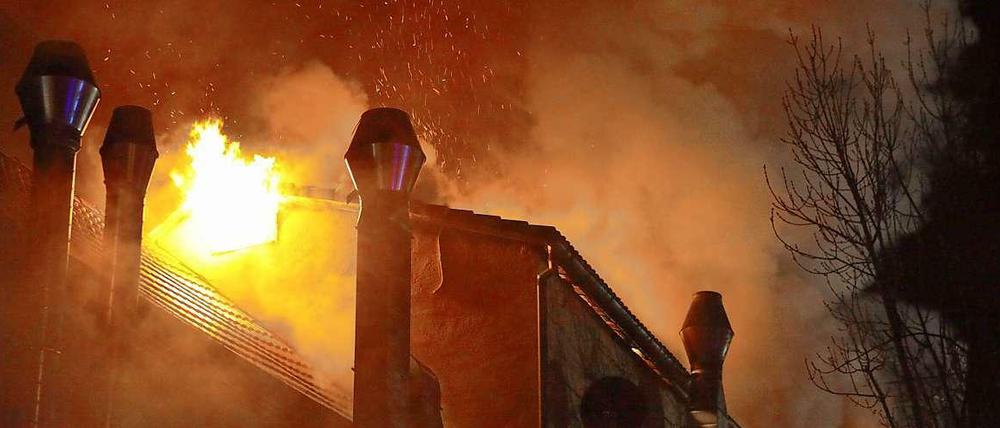 Lichterloh brannte in der Nacht ein ganzer Gebäudekomplex im baden-württembergischen Backnang. Dabei kamen mindestens sieben Menschen ums Leben.