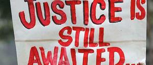 Demonstranten protestieren während des Prozesses gegen die mutmaßlichen Peiniger der 23-jährigen Studentin.