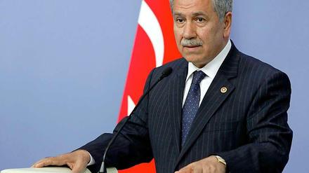 Der türkische Vize-Regierungschef Bülent Arinc - hier vor der Presse in Ankara - kündigte in Berlin eine Reform des Anti-Terror-Gesetzes an.