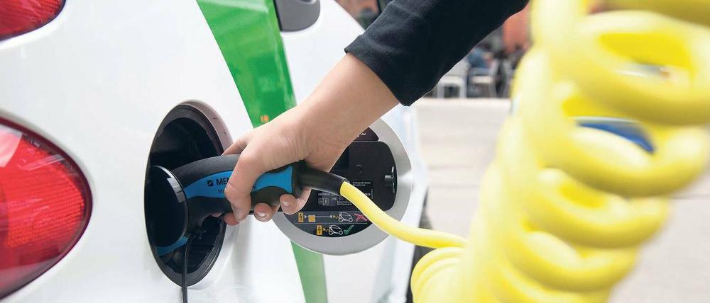 Seltenes Bild. Berlin ist eines von vier Schaufenstern für Elektromobilität. Zu sehen gibt es nach Ansicht von Berlins Regierungschef aber noch nicht viel. Foto: p-a/dpa