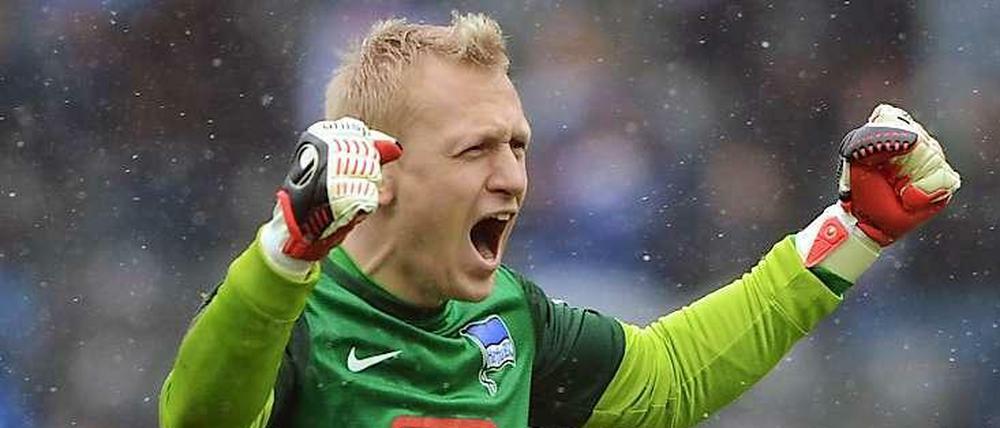 Freude im Schnee: Sascha Burchert steuert seinem ersten Heimsieg der Saison auf dem Rasen entgegen.