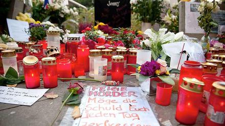 Blumen und Kerzen in Gedenken an Jonny K.