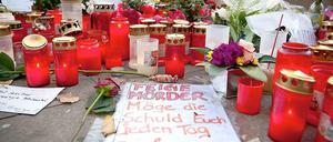Blumen und Kerzen in Gedenken an Jonny K.