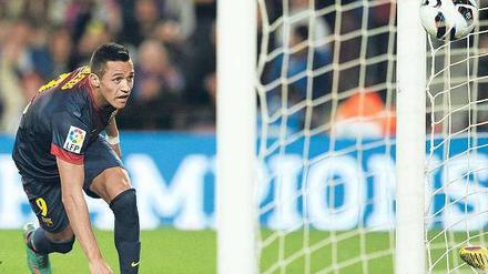 Und das Ganze drei Mal, mindestens! Barcelonas chilenischer Stürmer Alexis Sanchez zeigt, wo es langgeht.