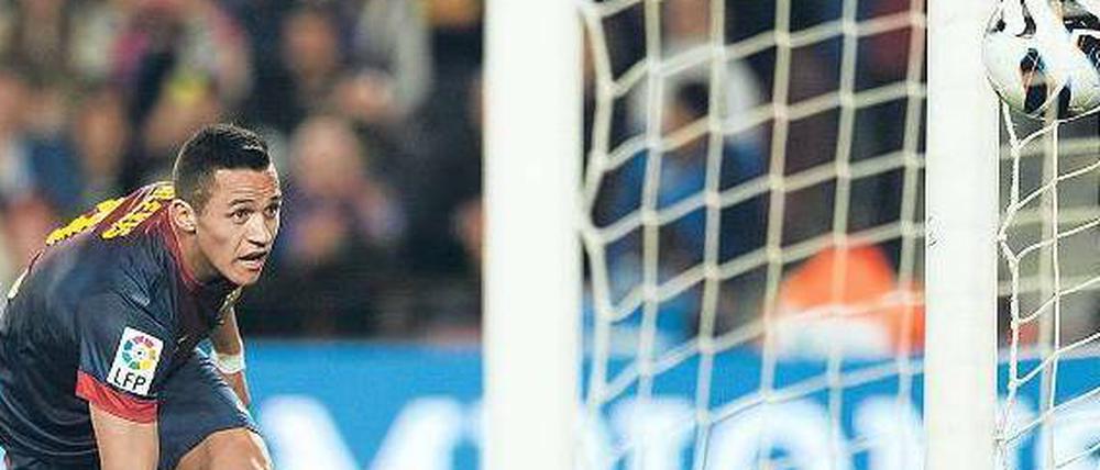 Und das Ganze drei Mal, mindestens! Barcelonas chilenischer Stürmer Alexis Sanchez zeigt, wo es langgeht.