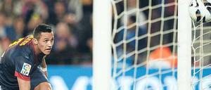 Und das Ganze drei Mal, mindestens! Barcelonas chilenischer Stürmer Alexis Sanchez zeigt, wo es langgeht.