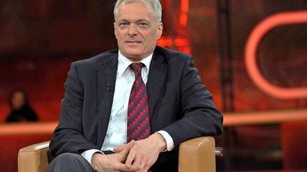 In der Schweiz hat Thomas Minder das Volksbegehren "gegen die Abzockerei" vom Erfolg geführt. Bei Jauch muss trotzdem Marcel Reif die Schweiz erklären.
