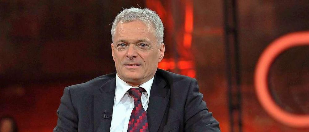 In der Schweiz hat Thomas Minder das Volksbegehren "gegen die Abzockerei" vom Erfolg geführt. Bei Jauch muss trotzdem Marcel Reif die Schweiz erklären.